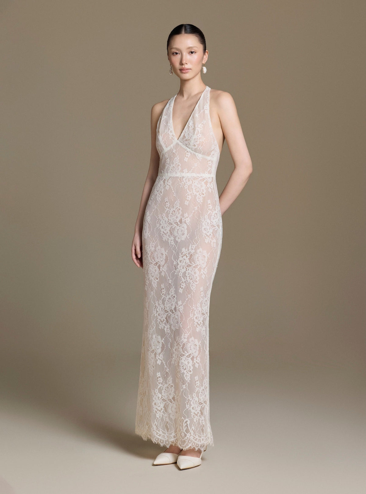 Người mẫu mặc Paradis Lace Dress màu trắng, toàn thân chính diện