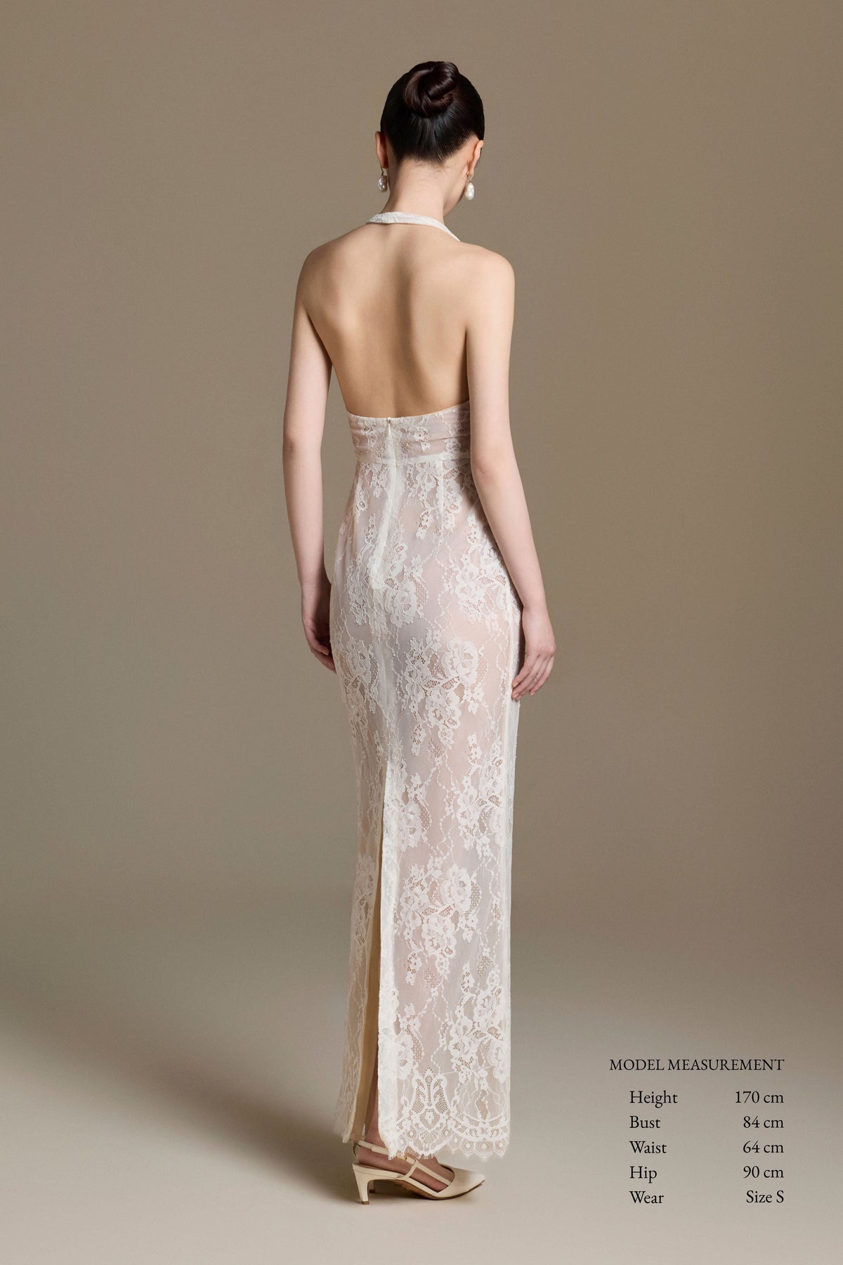 Mặt sau Paradis Lace Dress với thiết kế hở lưng và đường xẻ giữa