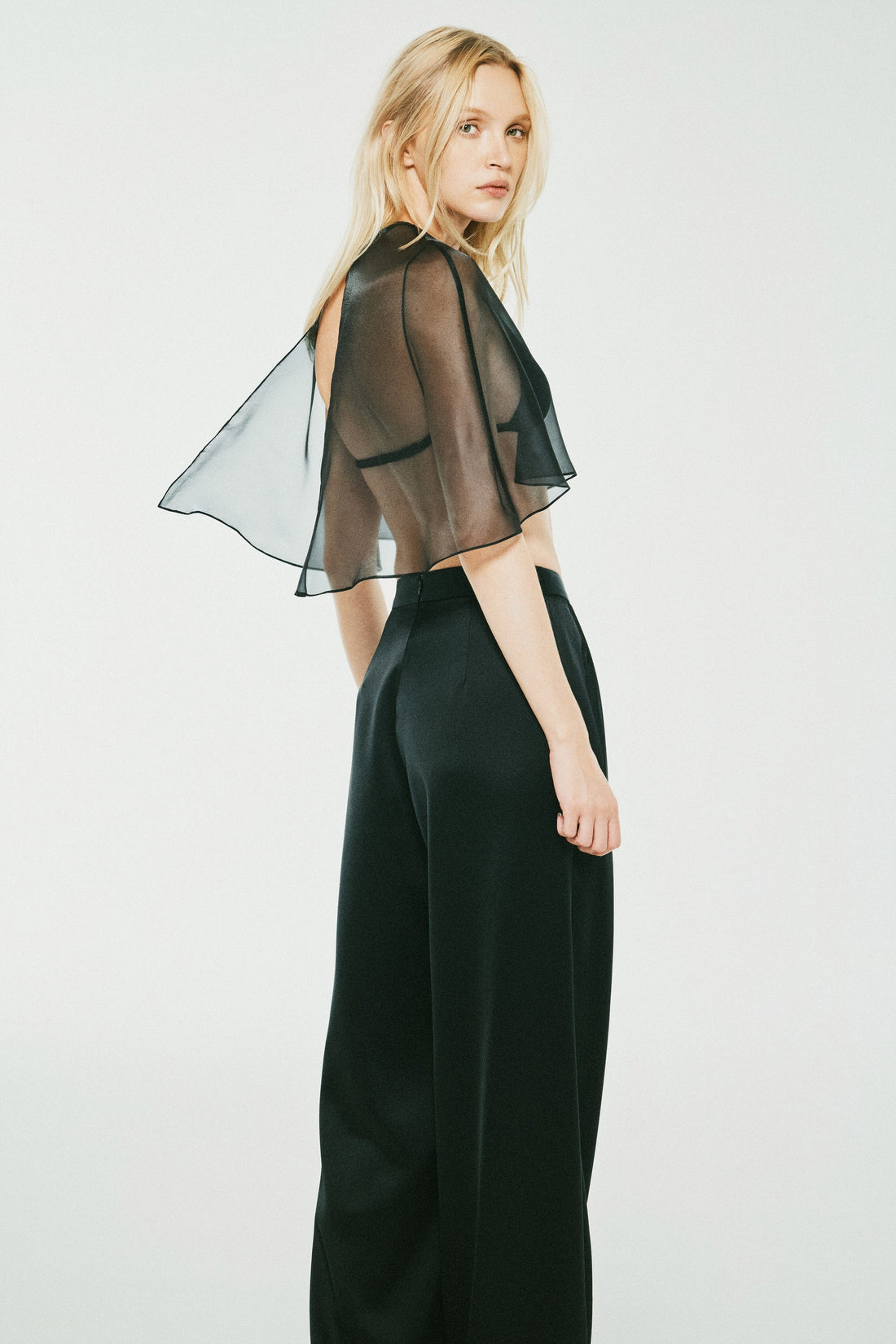 Airy Black Mini-cape | 02-airy-black-mini-cape