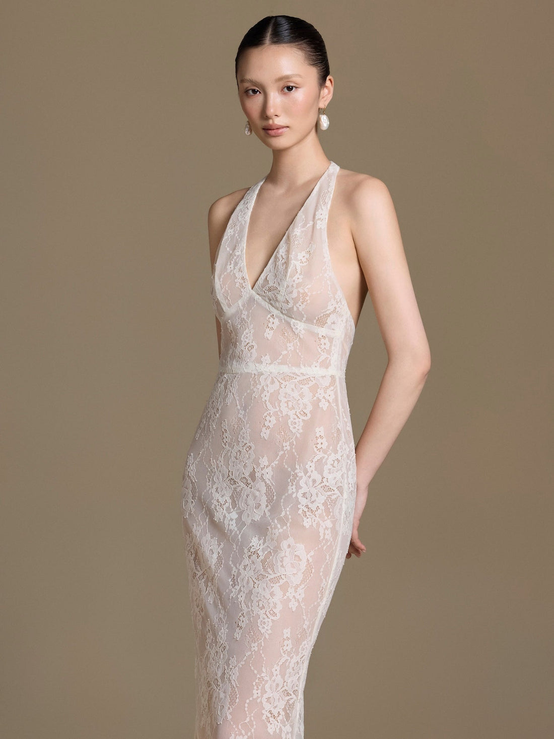 Paradis Lace Dress màu trắng, góc chụp ba phần tư phía trước
