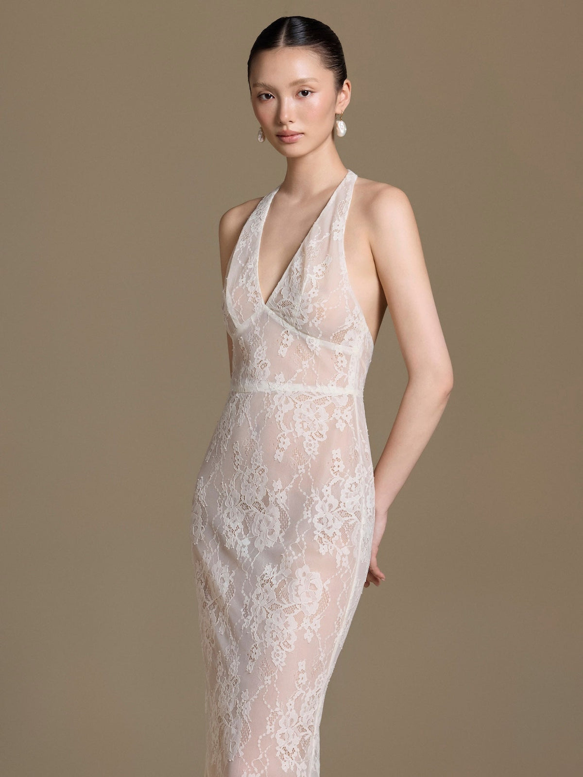 Paradis Lace Dress màu trắng, góc chụp ba phần tư phía trước
